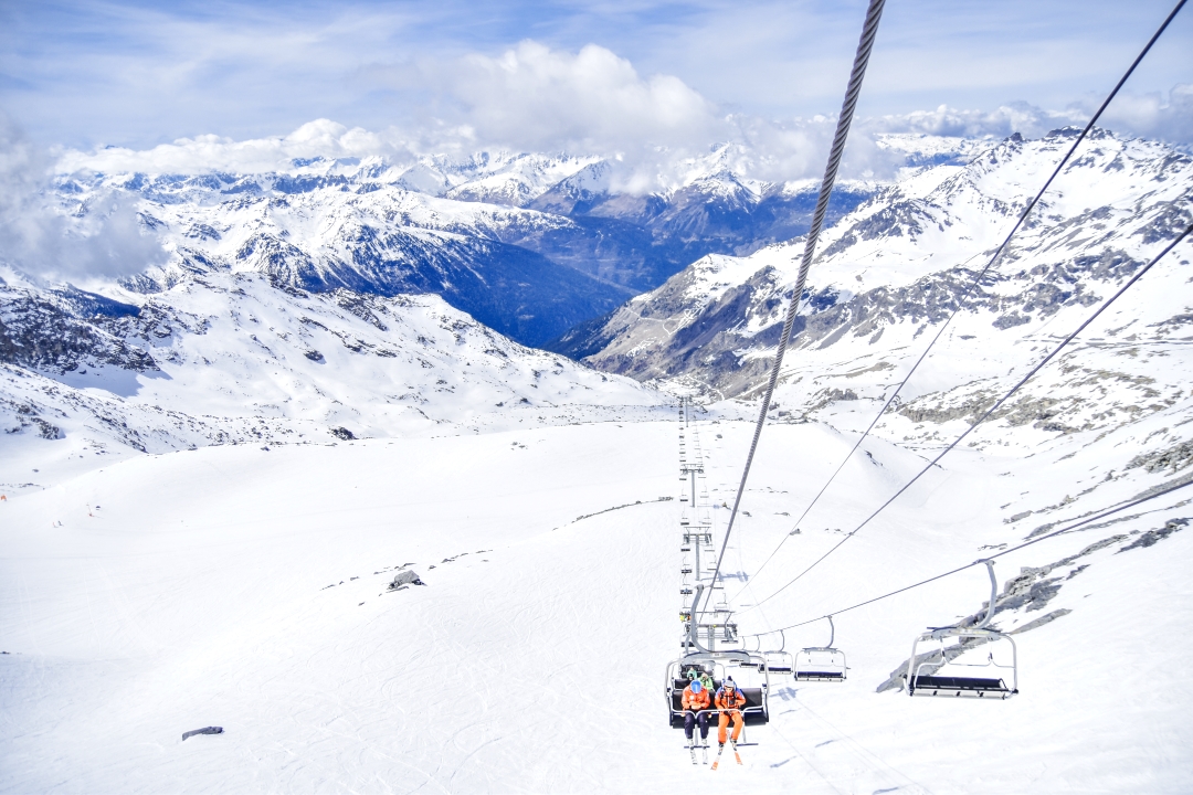 couple on ski lifts in val thorens france